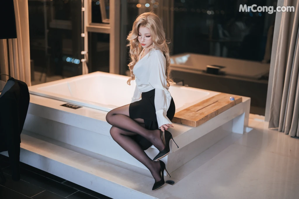 Coser@rioko凉凉子 Vol.105: 女上司单人版 (55 photos + 13 videos) – Page 4