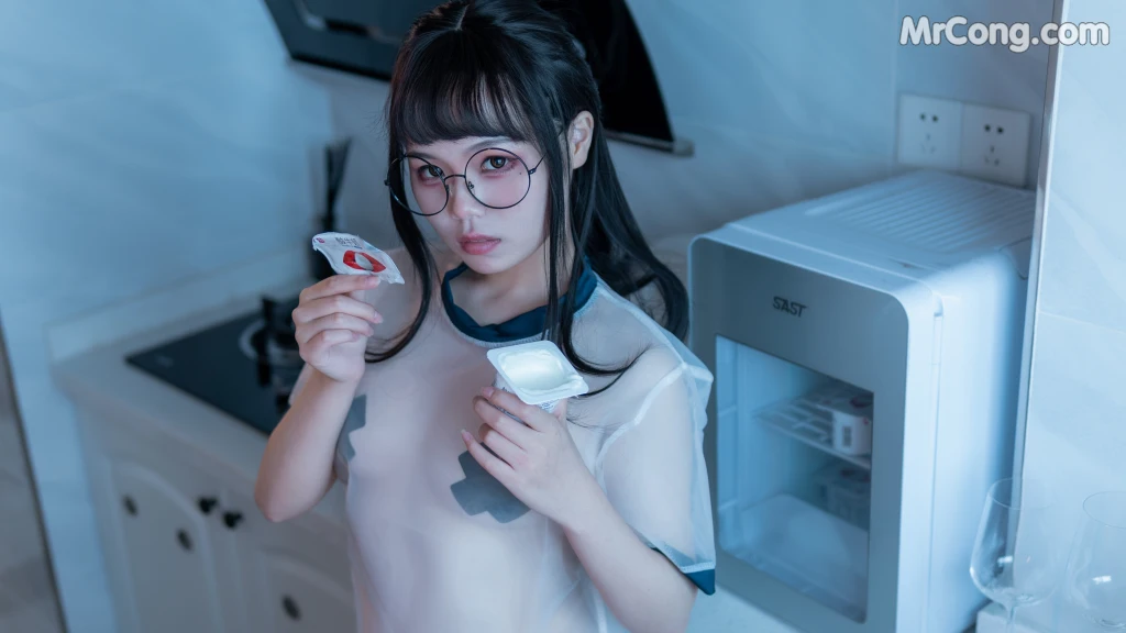 Coser@七月喵子 (qiyuemiaozi) No.009: 喝酸奶的眼镜娘 (35 photos) – Page 3