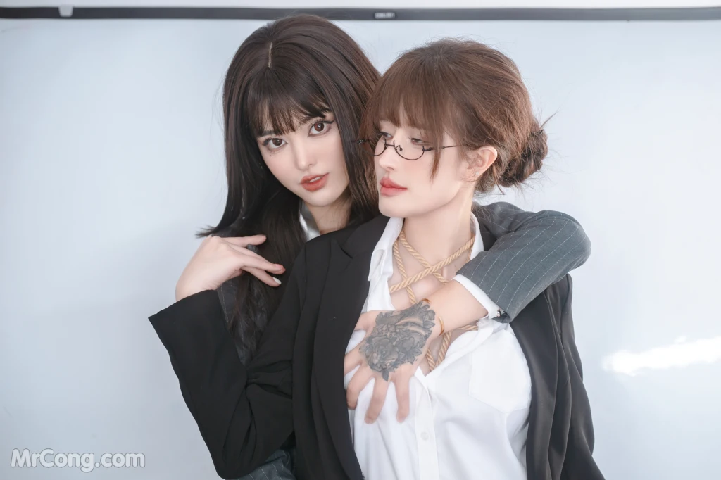 Coser@鹿八岁: 女上司和女下属 (70 photos )