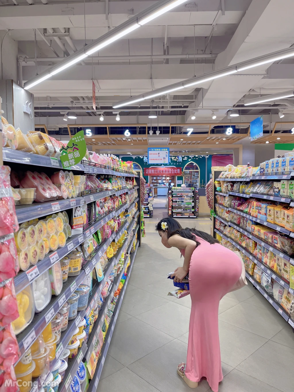 Jiu Shi A Zhu A (就是阿朱啊): 逛超市 撸猫 (26 photos)