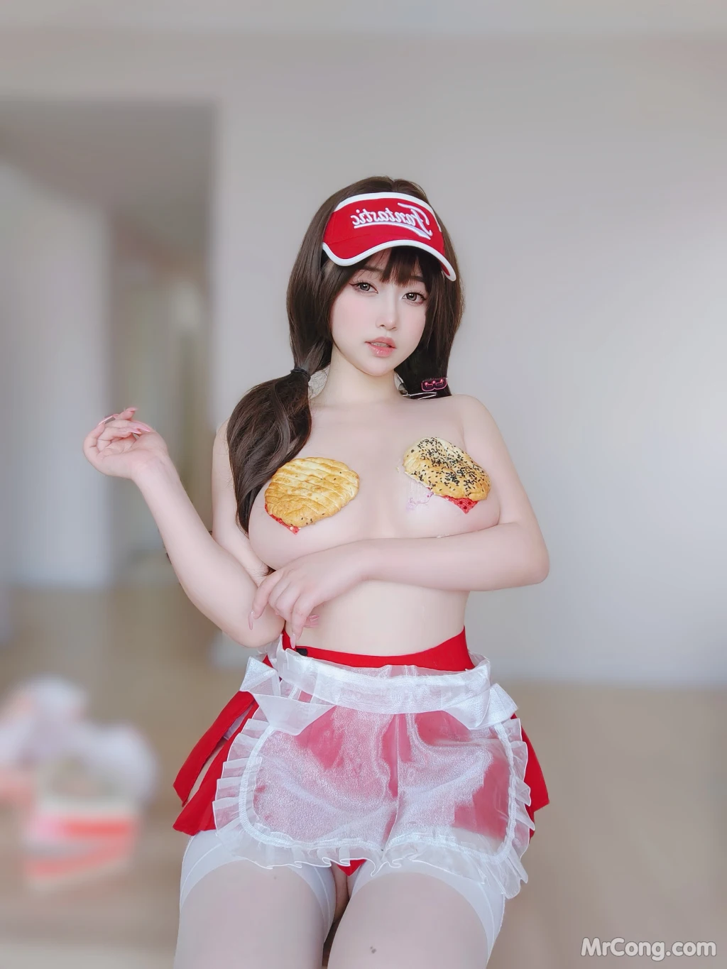 Coser@女主K: 性感快递员 (100 photos)