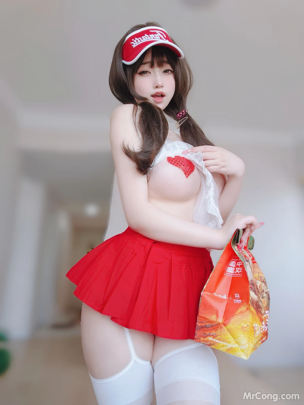 Coser@女主K: 性感快递员 (100 photos)