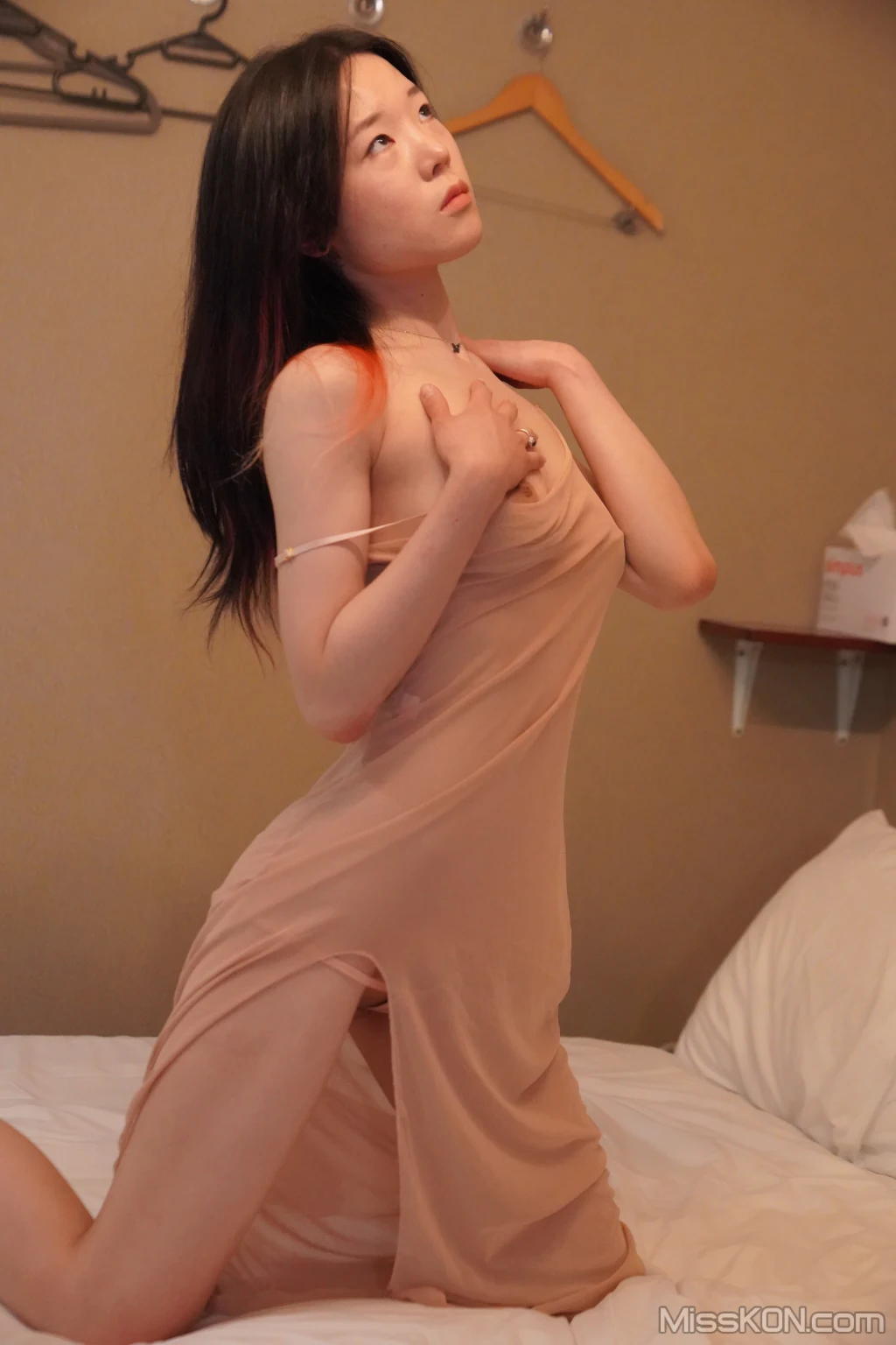 Ji Woo: Photobook Vol.01 (78 photos)
