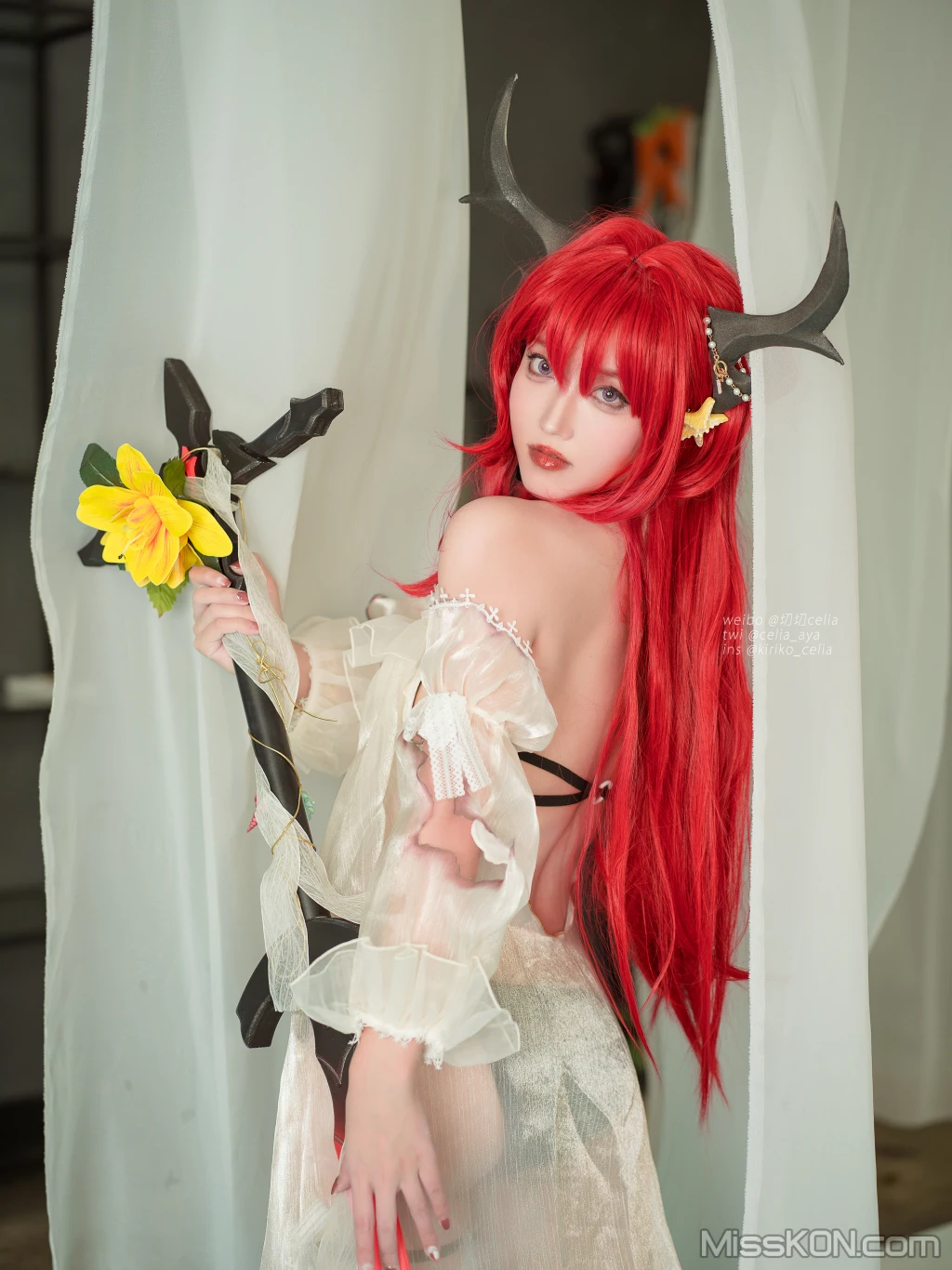 Coser@切切Celia: 明日方舟 史尔特尔泳装 (27 photos)