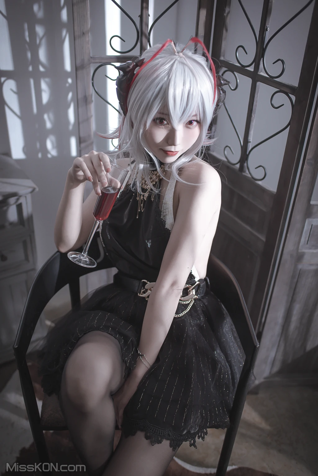 Coser@切切Celia: 明日方舟 W 礼服 (20 photos)