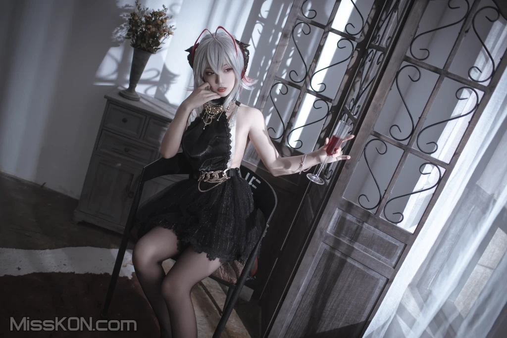 Coser@切切Celia: 明日方舟 W 礼服 (20 photos)