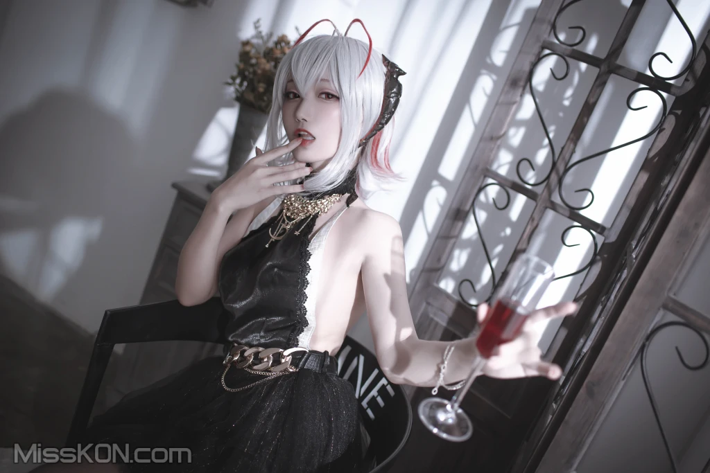 Coser@切切Celia: 明日方舟 W 礼服 (20 photos)