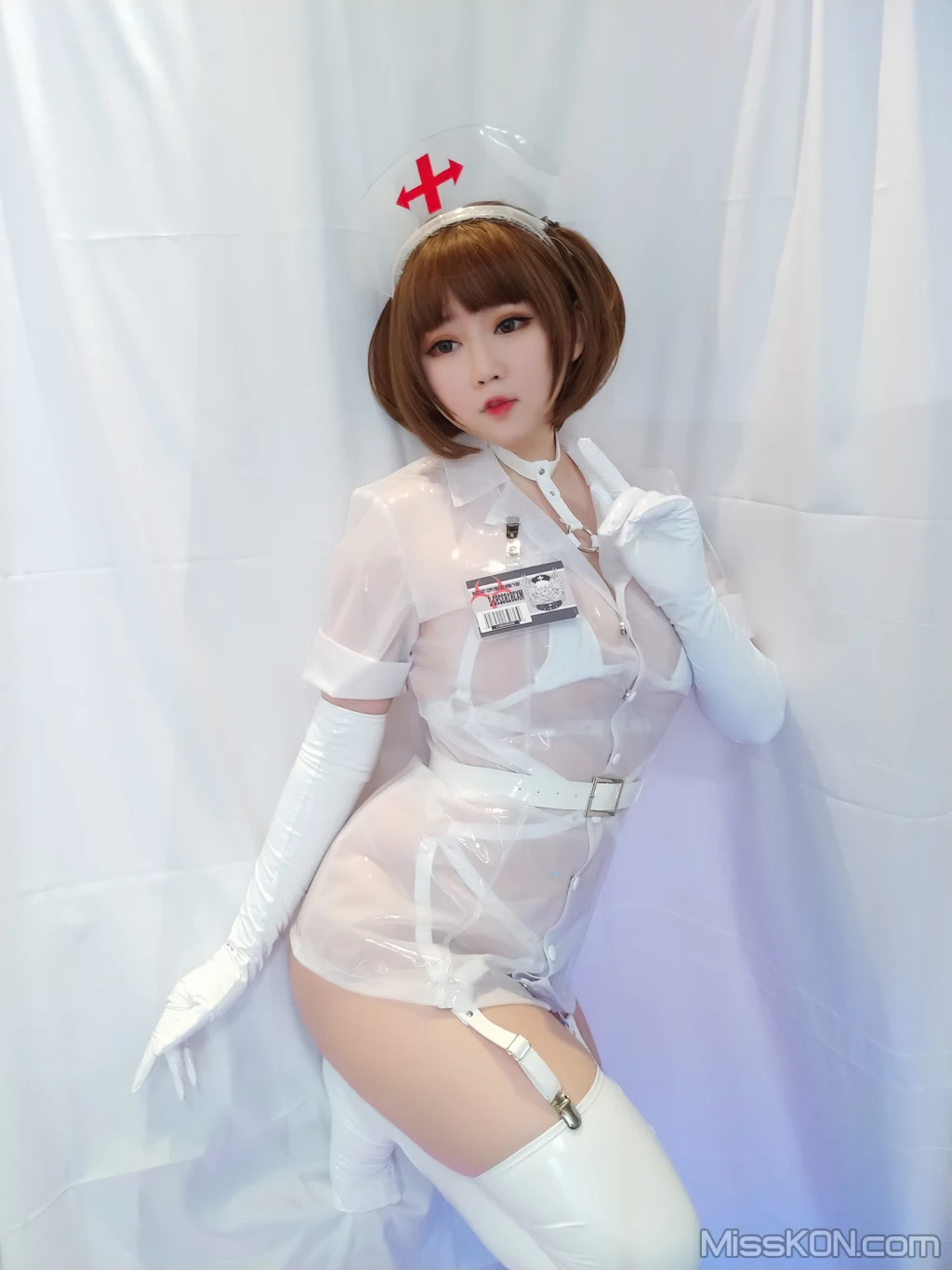 Coser@蜜桃少女是依酱呀: 专属护士 (38 photos)