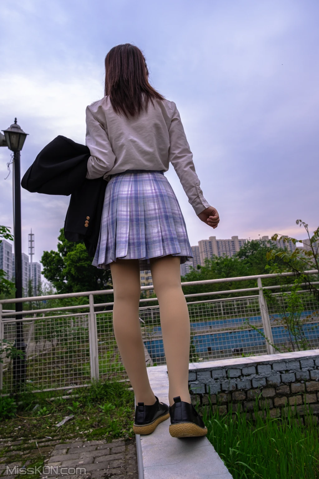[森萝财团写真] 月下001 小夜 肉丝 300D 真空 (76 photos)