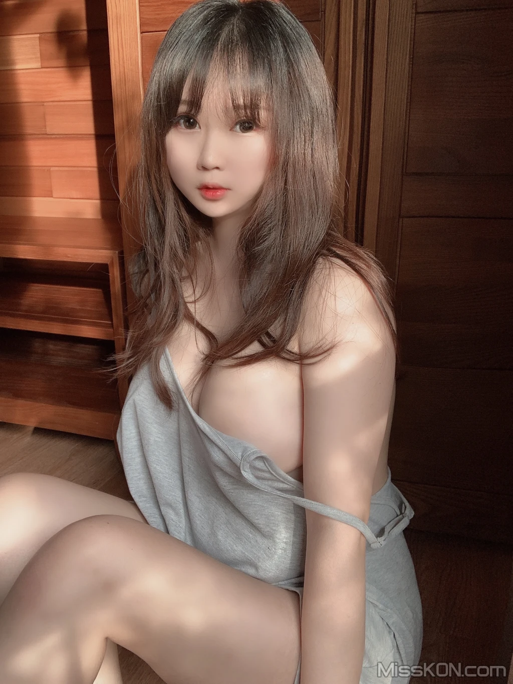 Coser@蜜桃少女是依酱呀: 光 (34 photos)