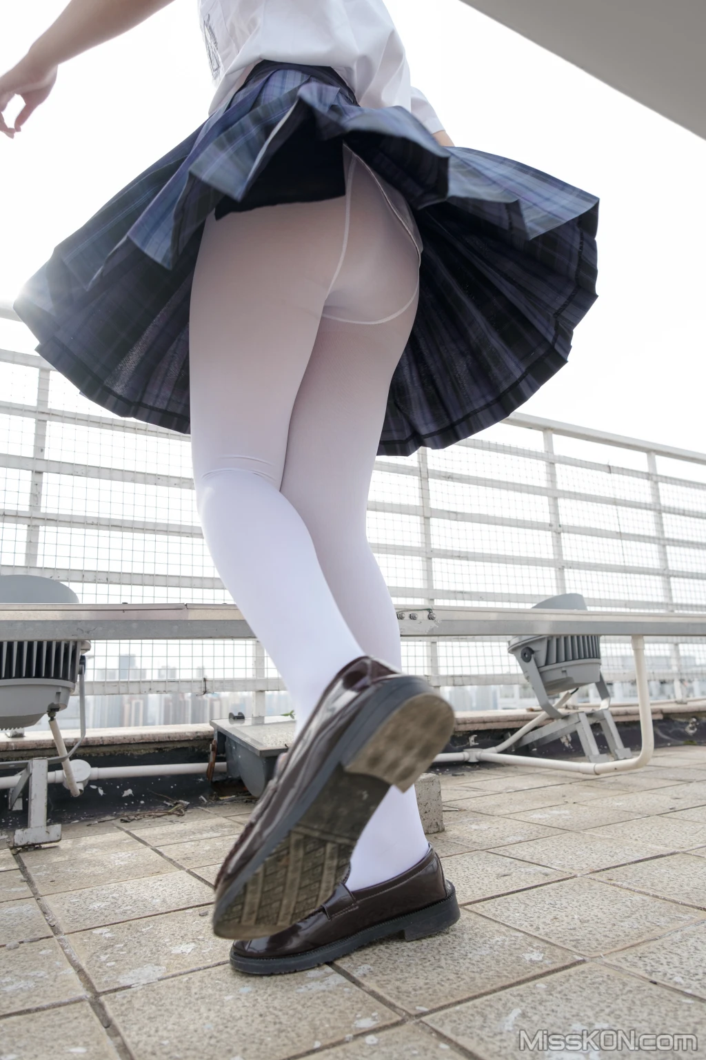 [森萝财团写真] 月下002 小夜 真空白丝 80D 户外 (102 photos + 1 video) – Page 2