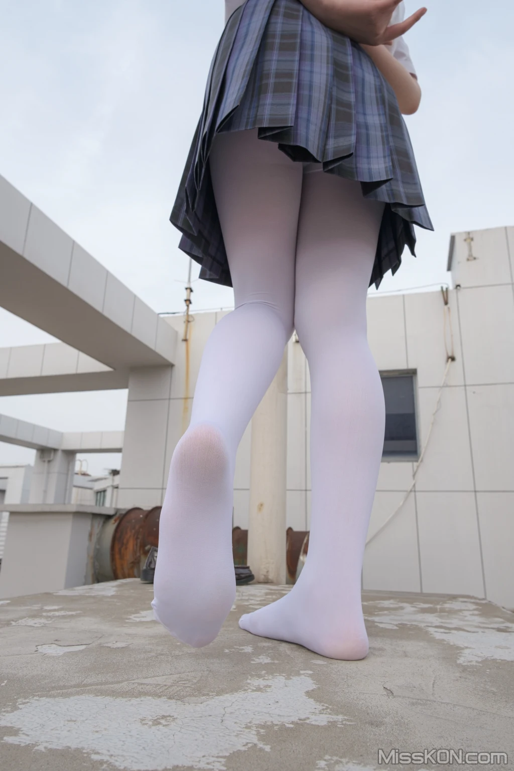 [森萝财团写真] 月下002 小夜 真空白丝 80D 户外 (102 photos + 1 video) – Page 4