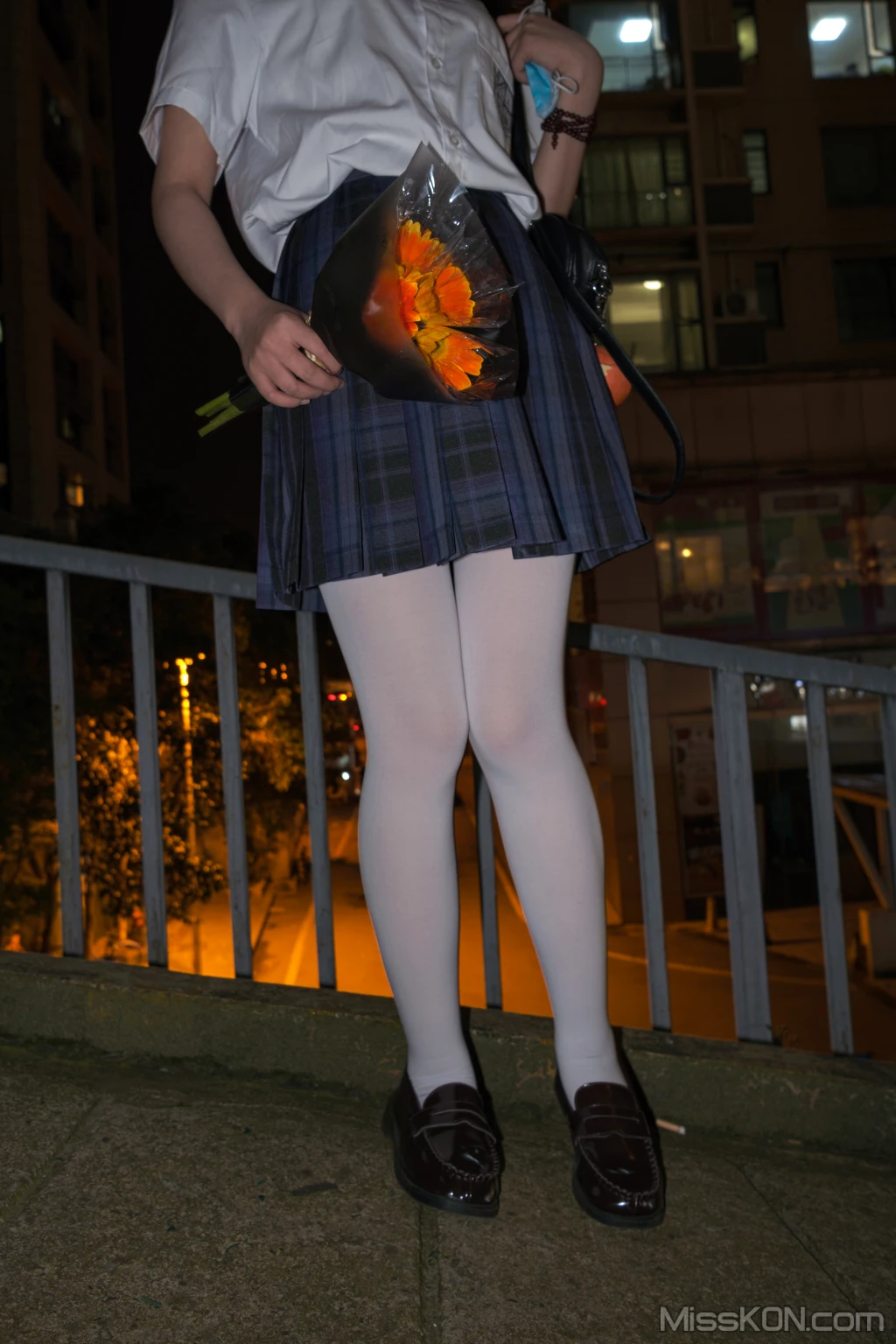 [森萝财团写真] 月下002 小夜 真空白丝 80D 户外 (102 photos + 1 video) – Page 10