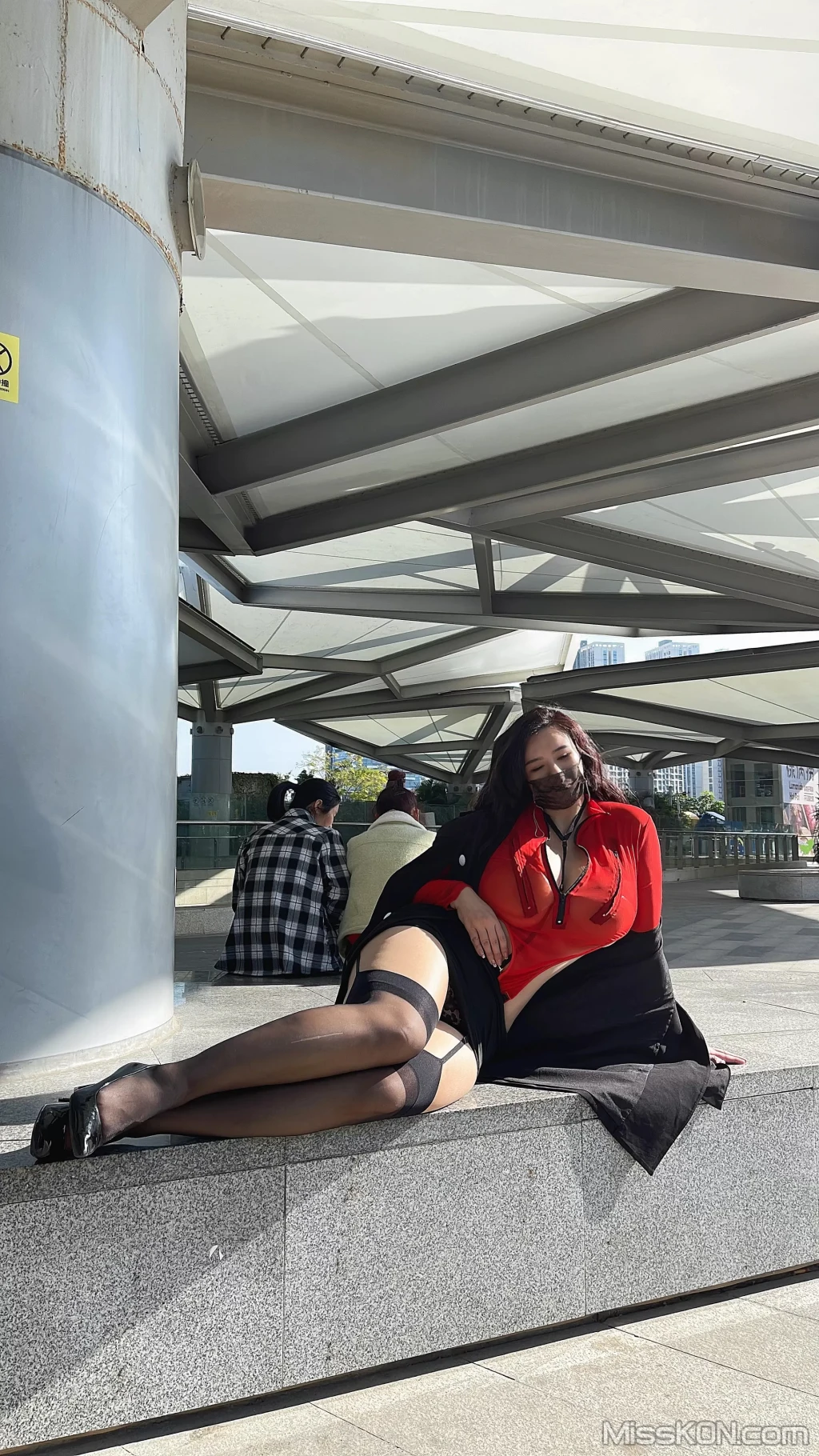 水蜜桃米米: 吊带黑丝 (30 photos)