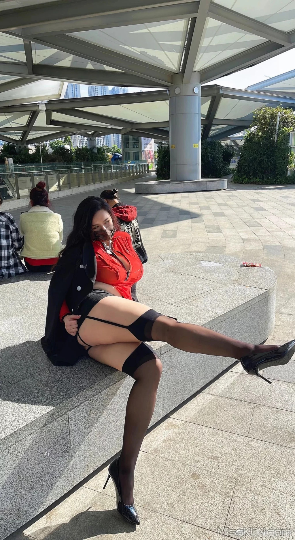 水蜜桃米米: 吊带黑丝 (30 photos)